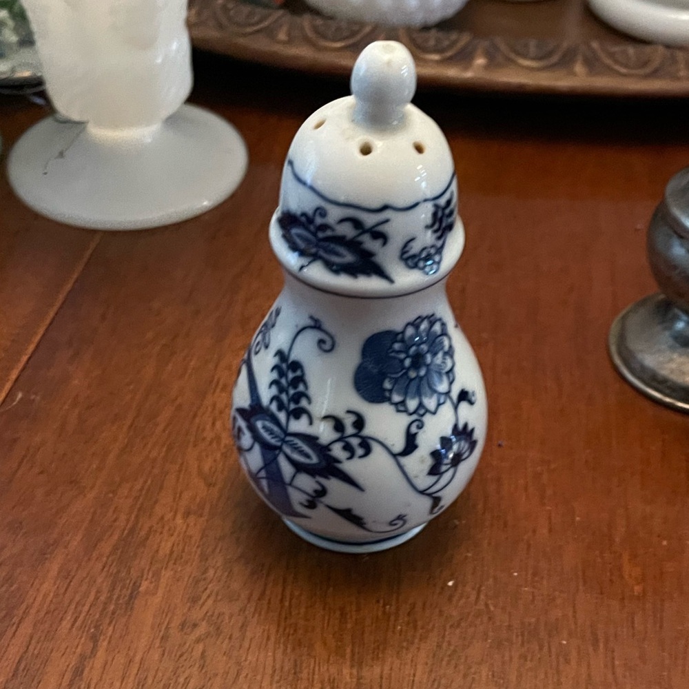 PEPPER SHAKER Vintage Porcelain Blue Danube Blue Onion Old Stamp Japan